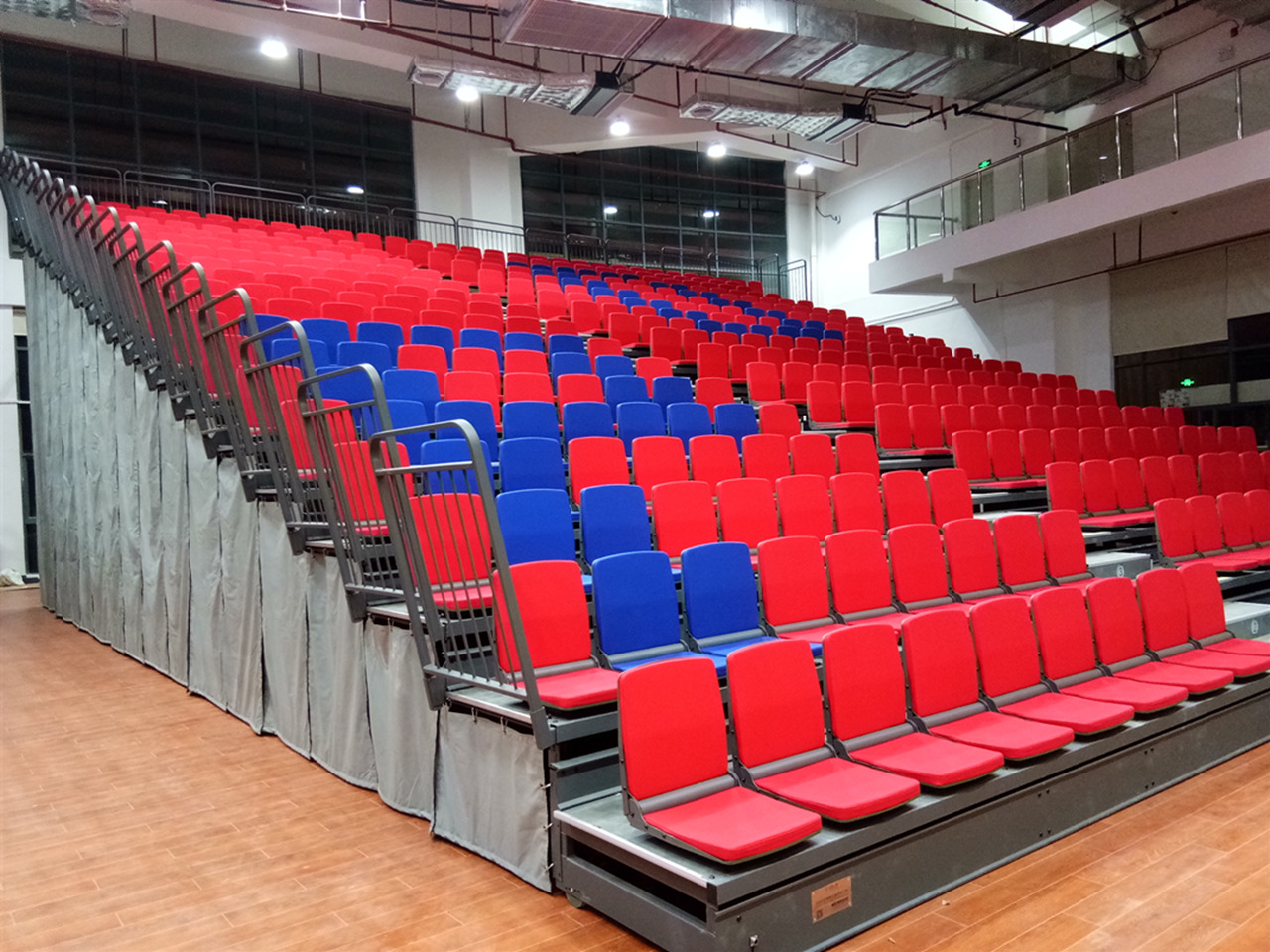 學校全面開學，來了解一下活動伸縮看臺在學校體育館的應用